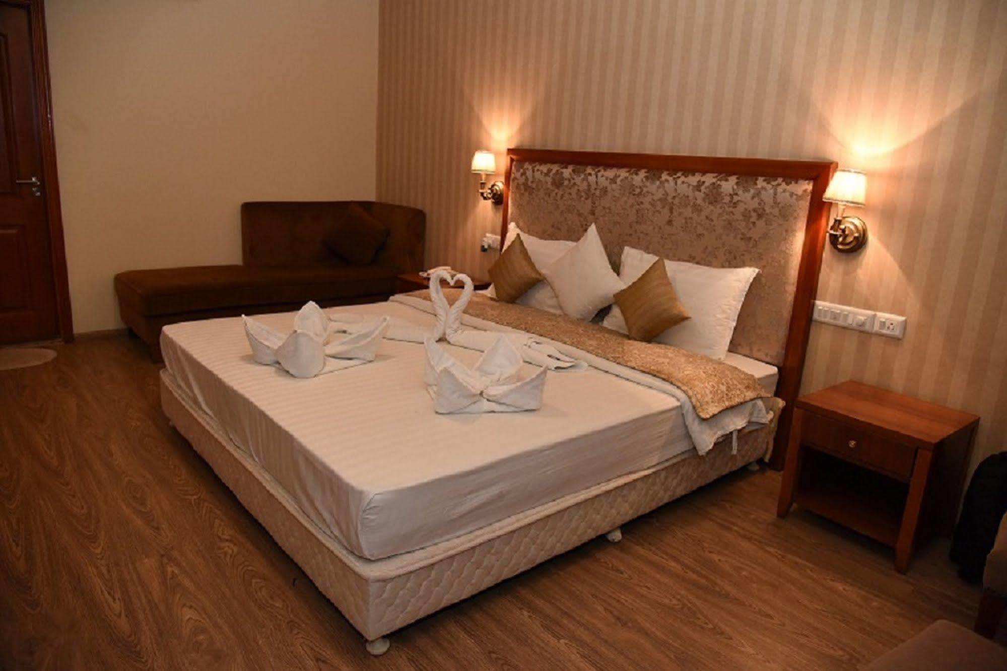 Palm Green Club Resort Jetalpur Esterno foto