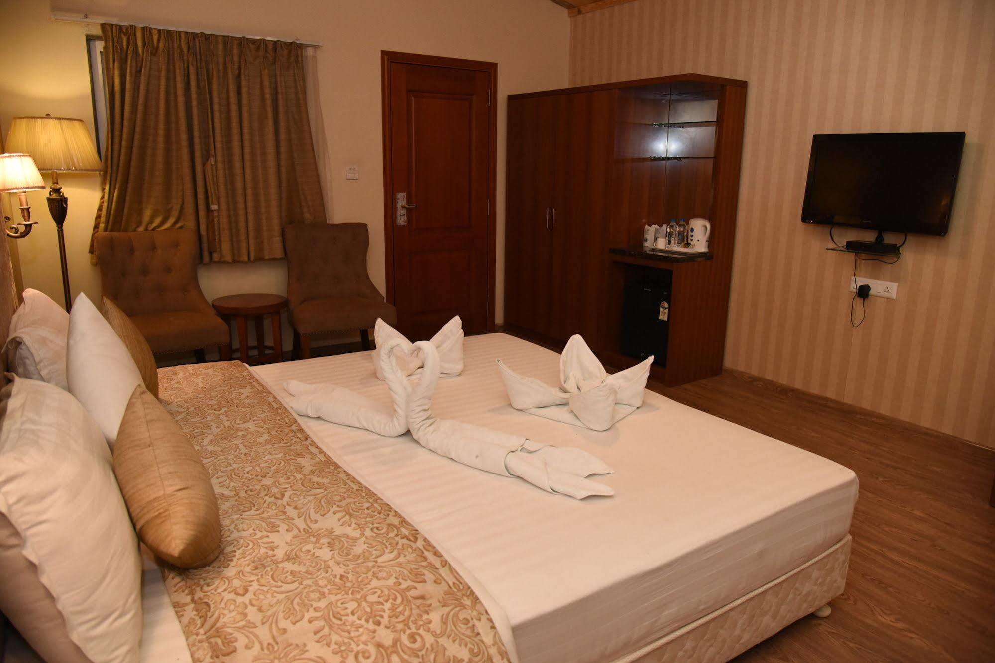 Palm Green Club Resort Jetalpur Esterno foto