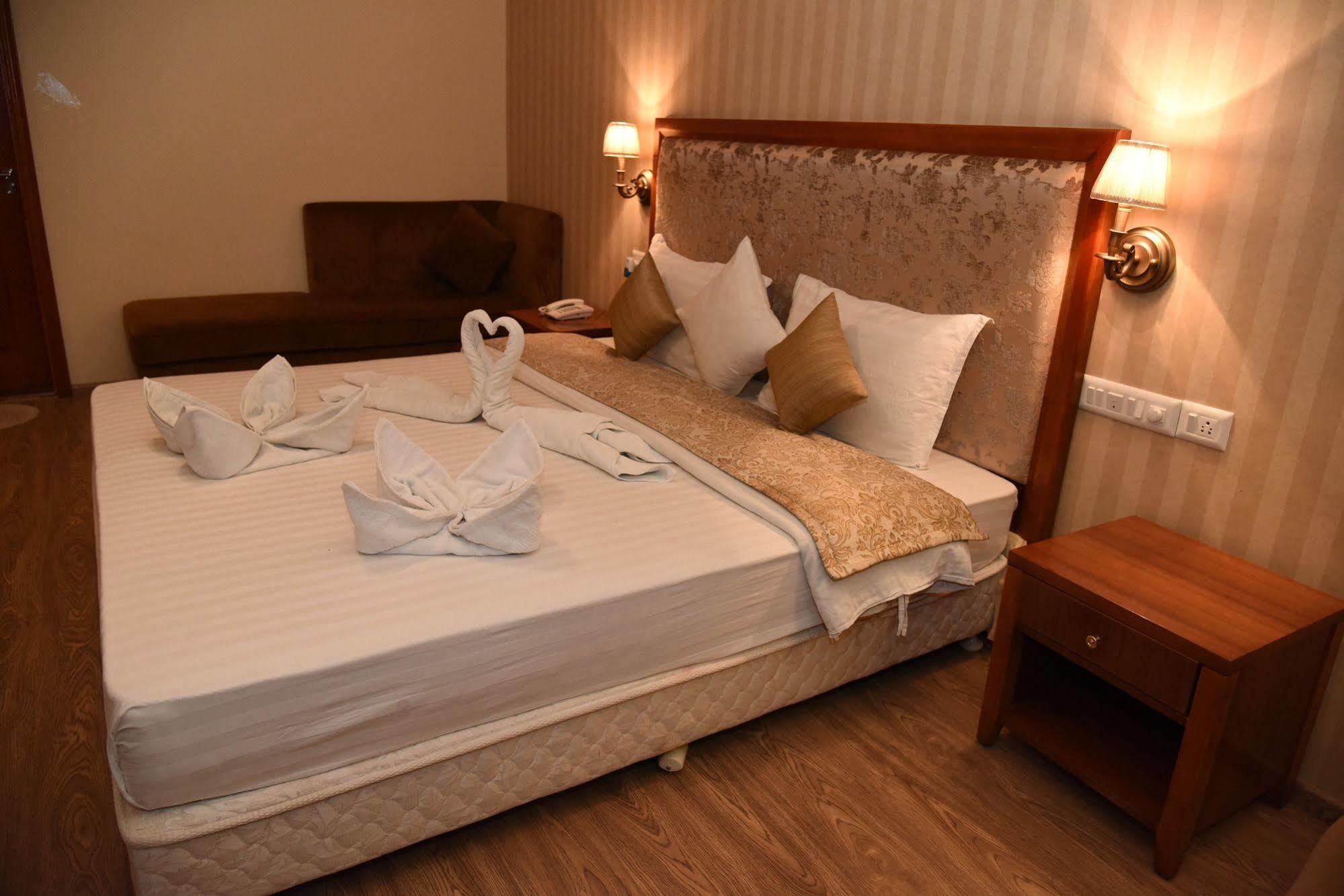 Palm Green Club Resort Jetalpur Esterno foto