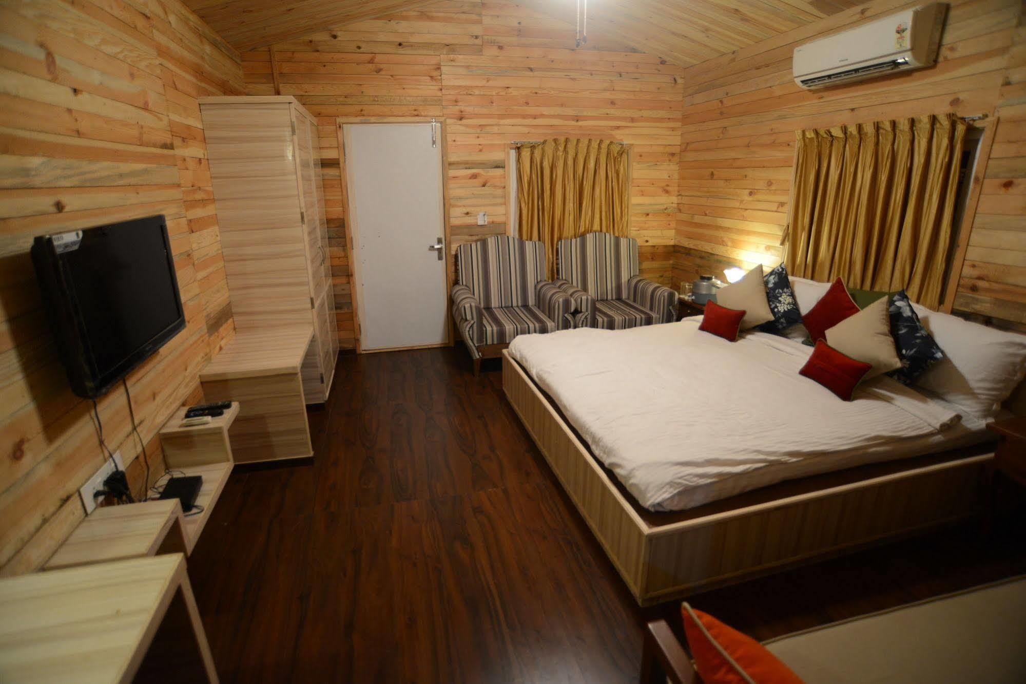 Palm Green Club Resort Jetalpur Esterno foto