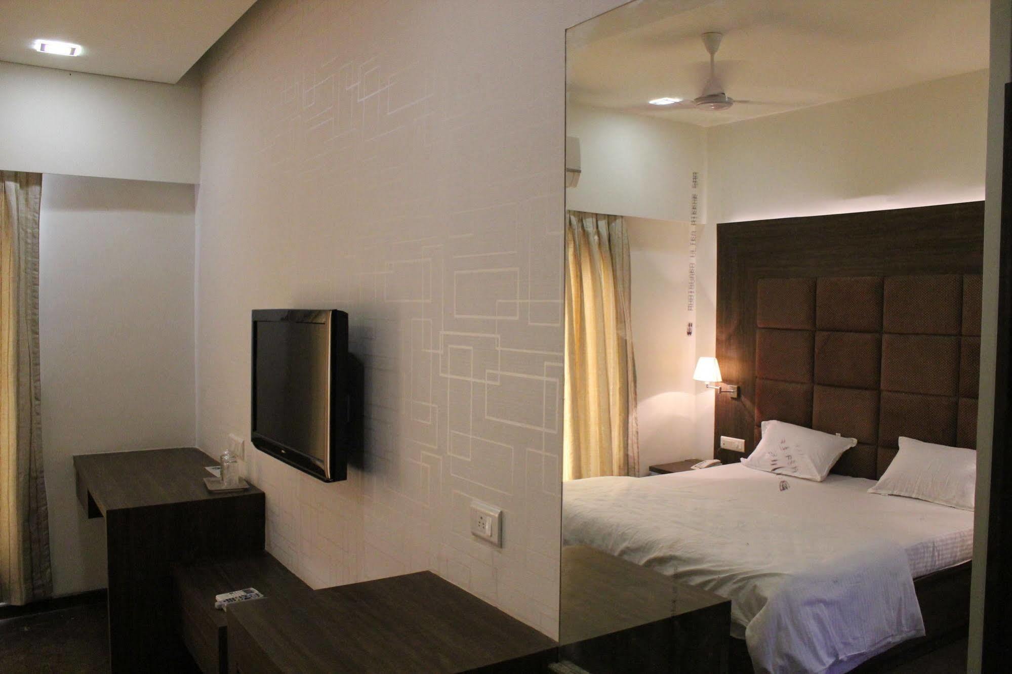 Palm Green Club Resort Jetalpur Esterno foto