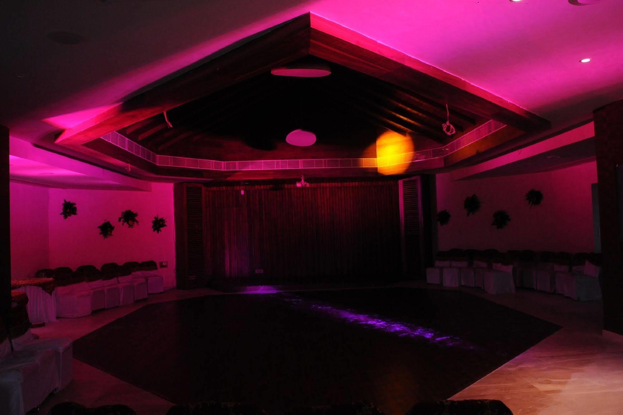 Palm Green Club Resort Jetalpur Esterno foto