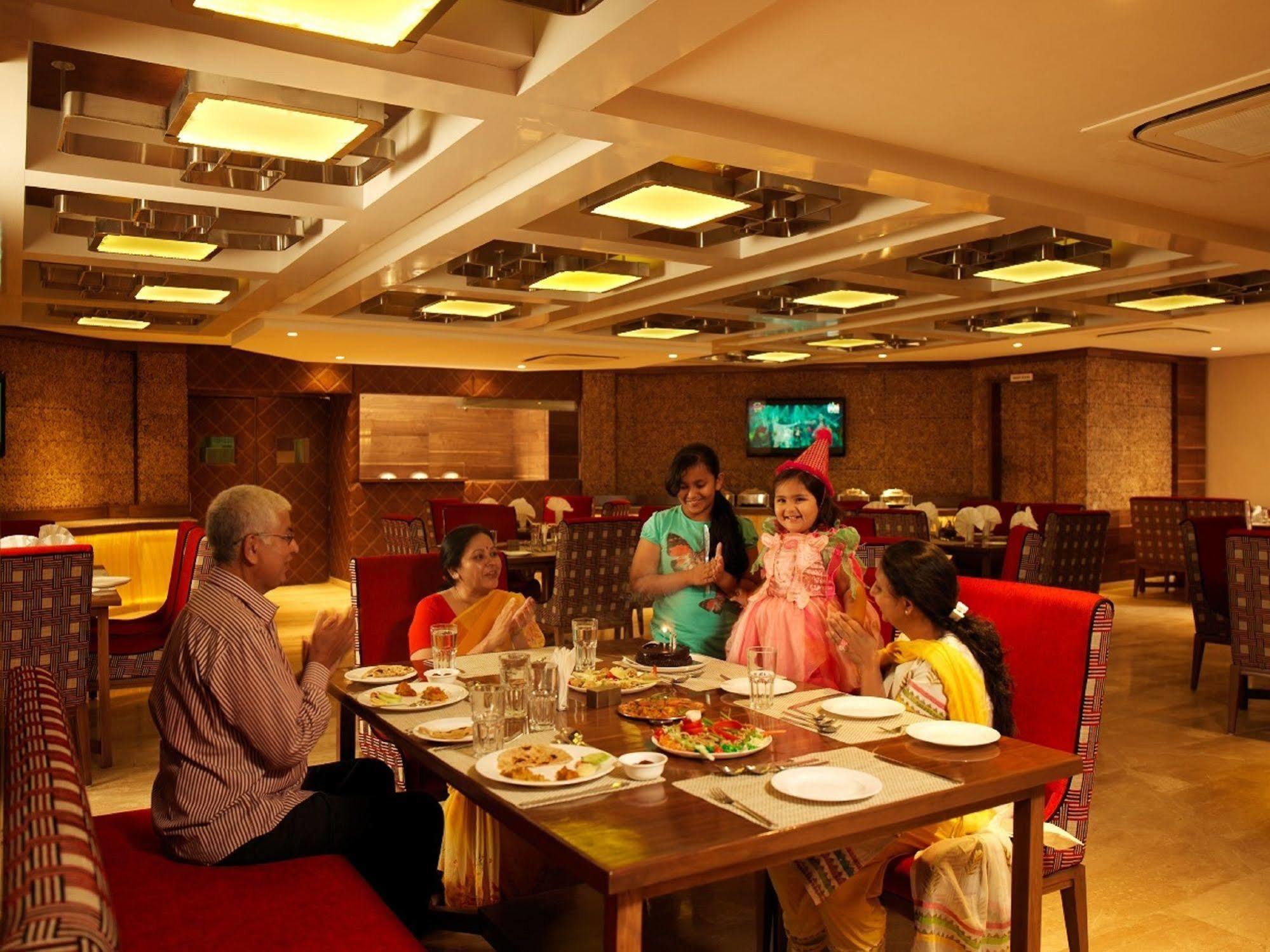 Palm Green Club Resort Jetalpur Esterno foto
