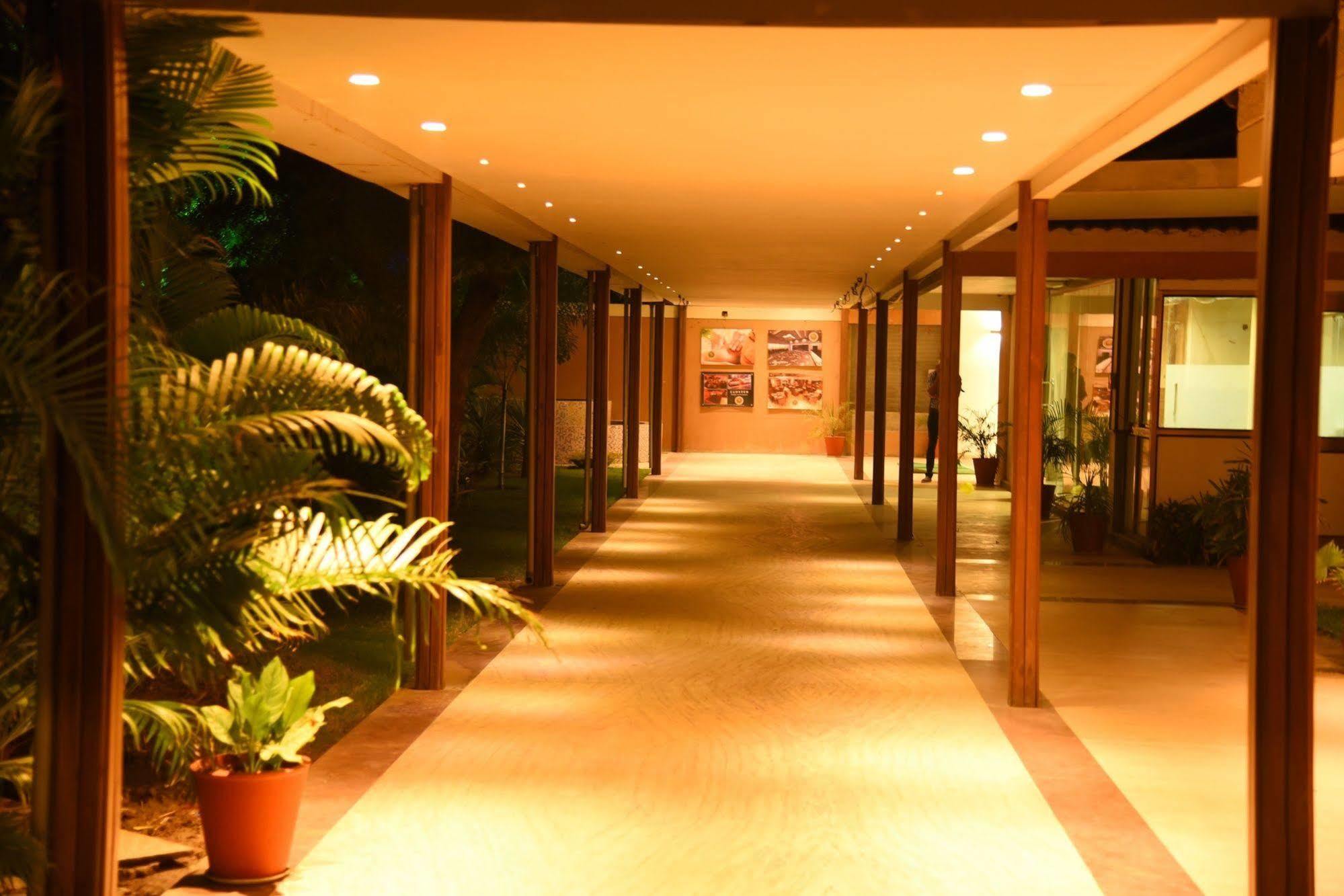 Palm Green Club Resort Jetalpur Esterno foto