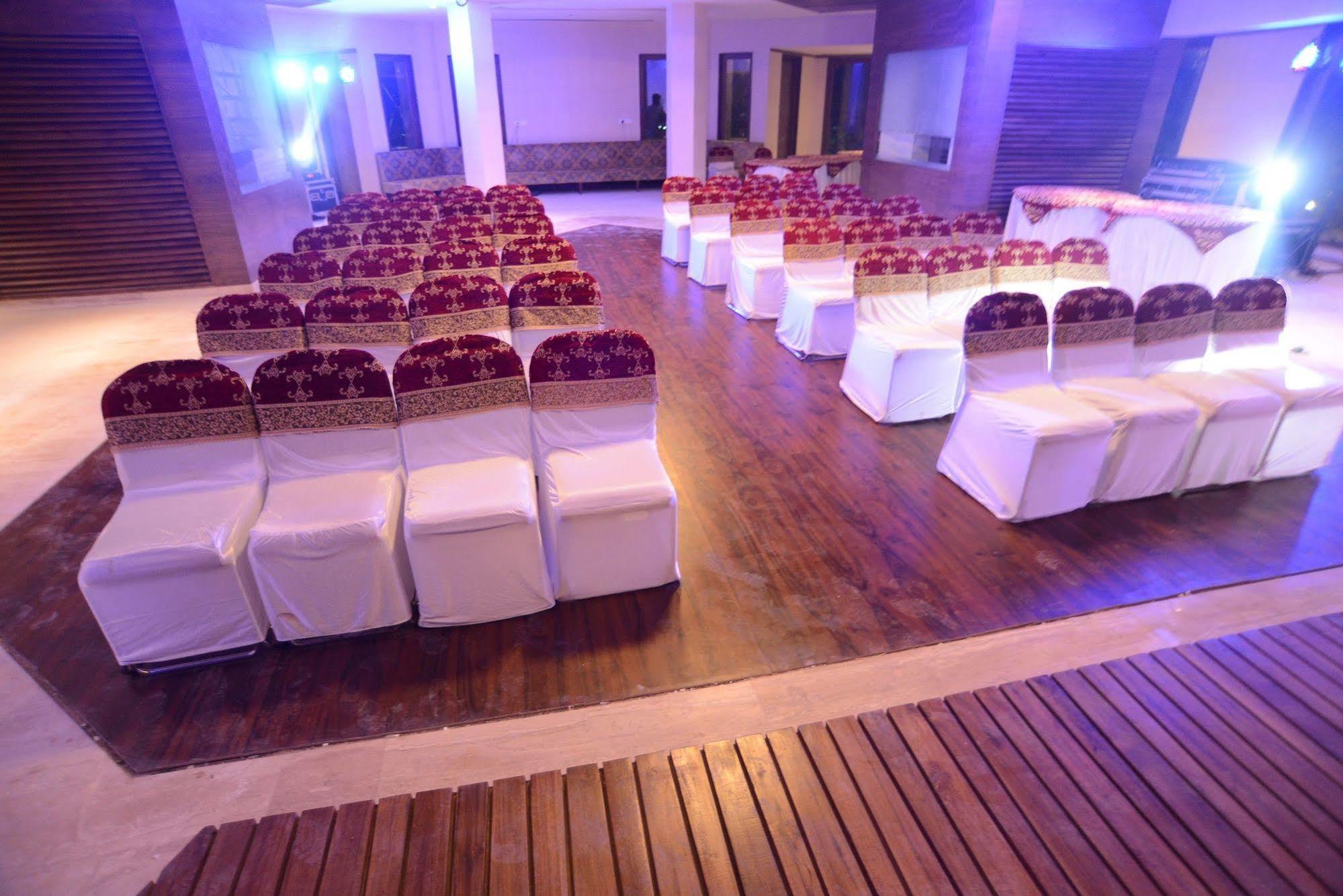 Palm Green Club Resort Jetalpur Esterno foto