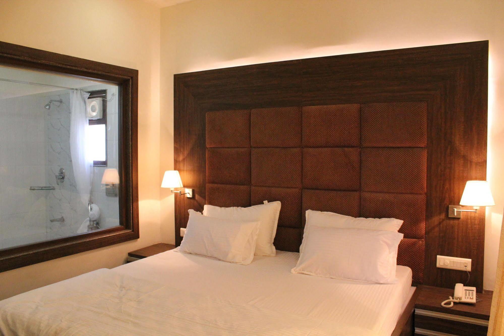 Palm Green Club Resort Jetalpur Esterno foto