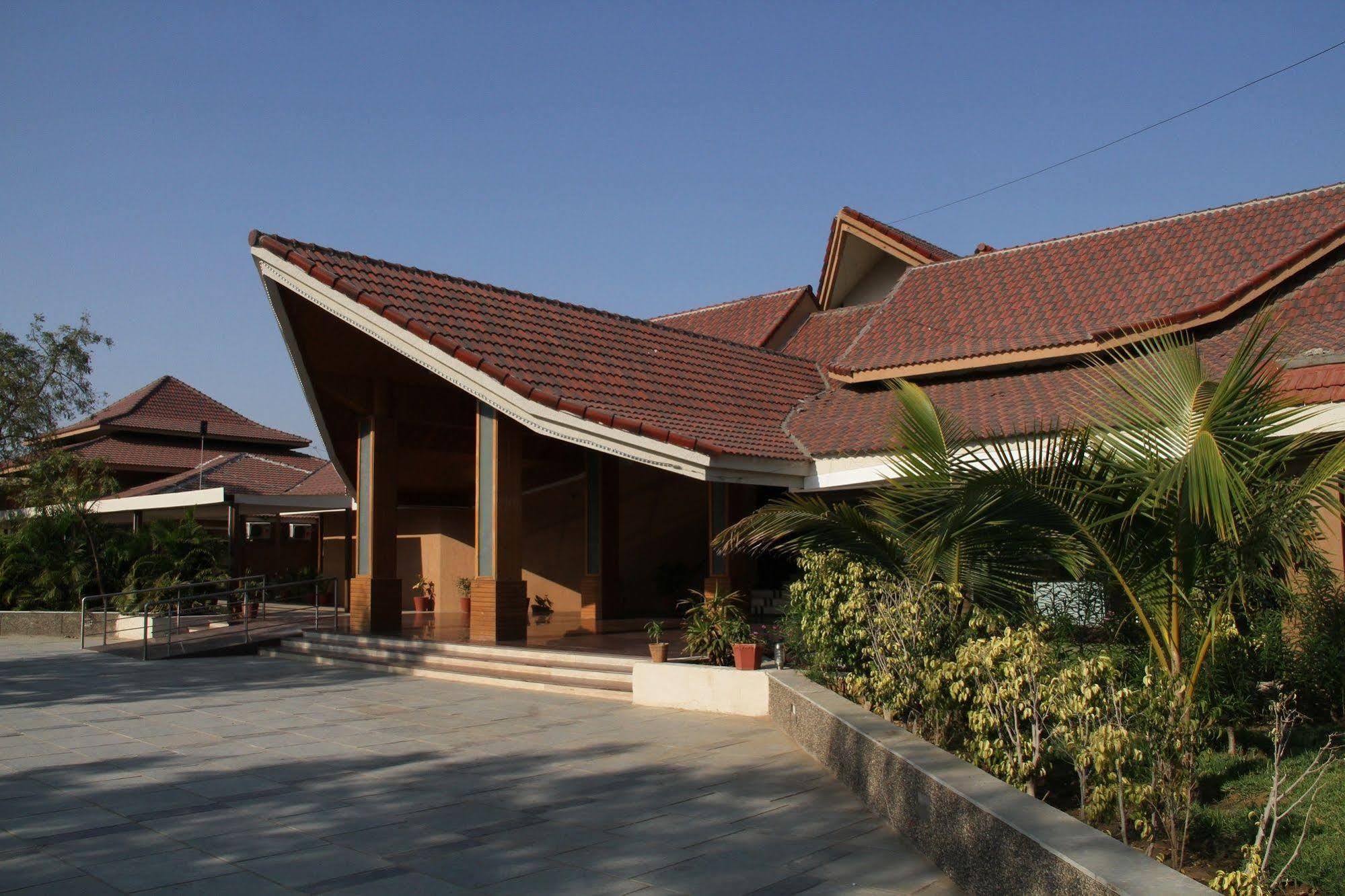 Palm Green Club Resort Jetalpur Esterno foto