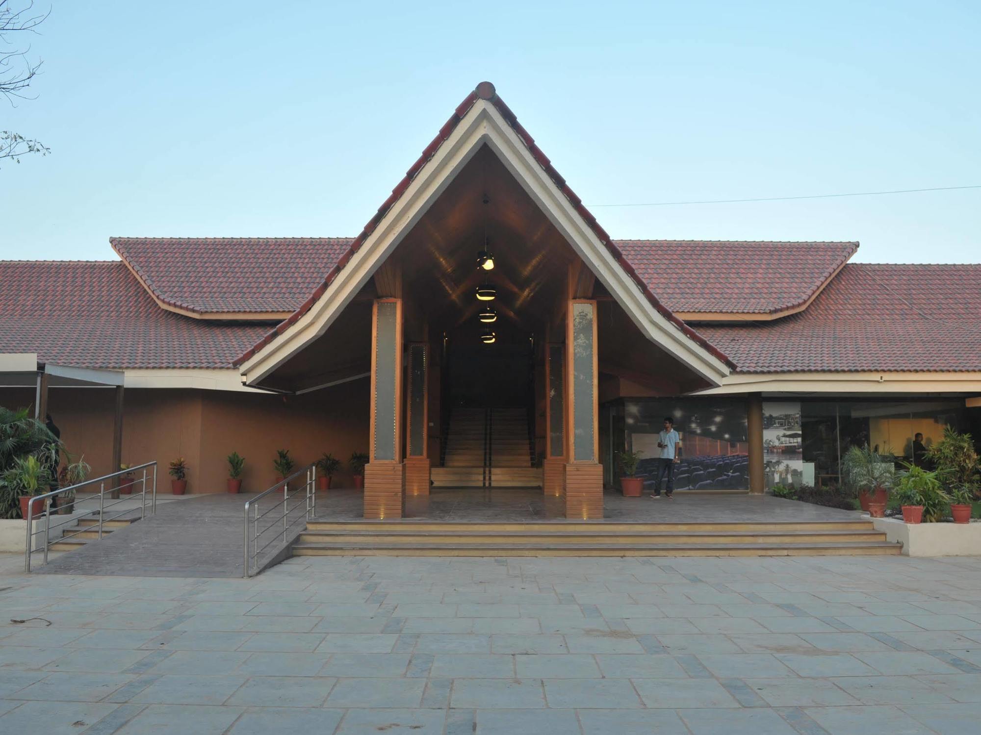 Palm Green Club Resort Jetalpur Esterno foto